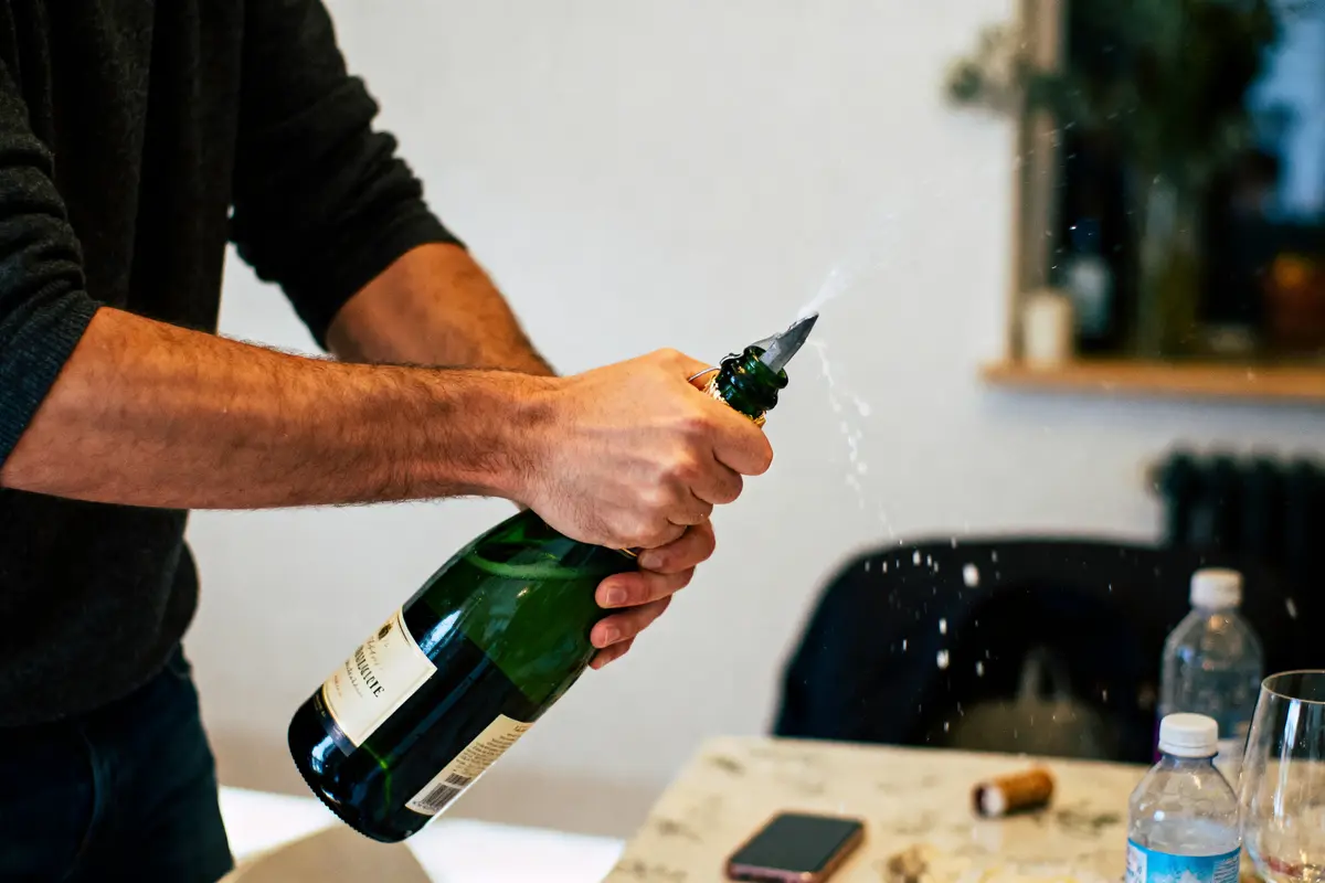 Sabrer le champagne : Comment maîtriser ce geste festif ?